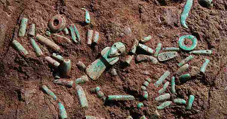 Joias de jade são encontradas em túmulo de rei maia na Guatemala